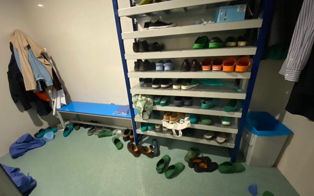 Theatre overshoes do not reduce operating theatre floor bacterial